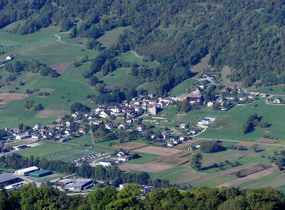 Chef — lieu de La Croix — de — La — Rochette depuis Pic de l'Huile (octobre 2023)
