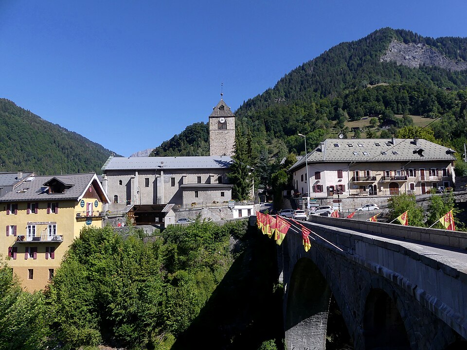 Flumet et pont de Bellecombe au matin (août 2026)