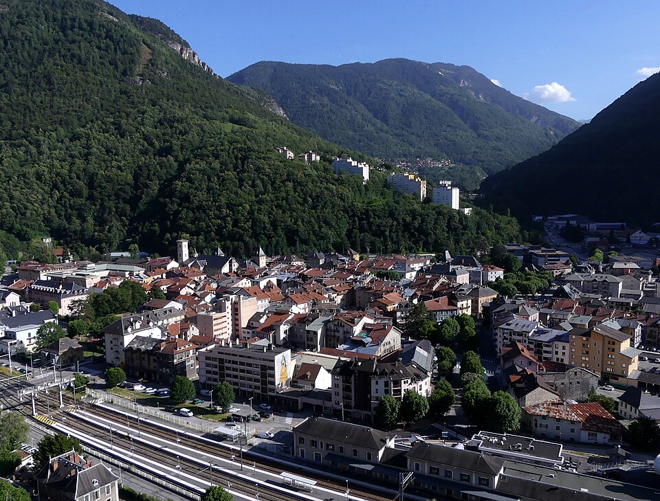 Centre de Moûtiers en fin d'après — midi d'été (juin 2026)
