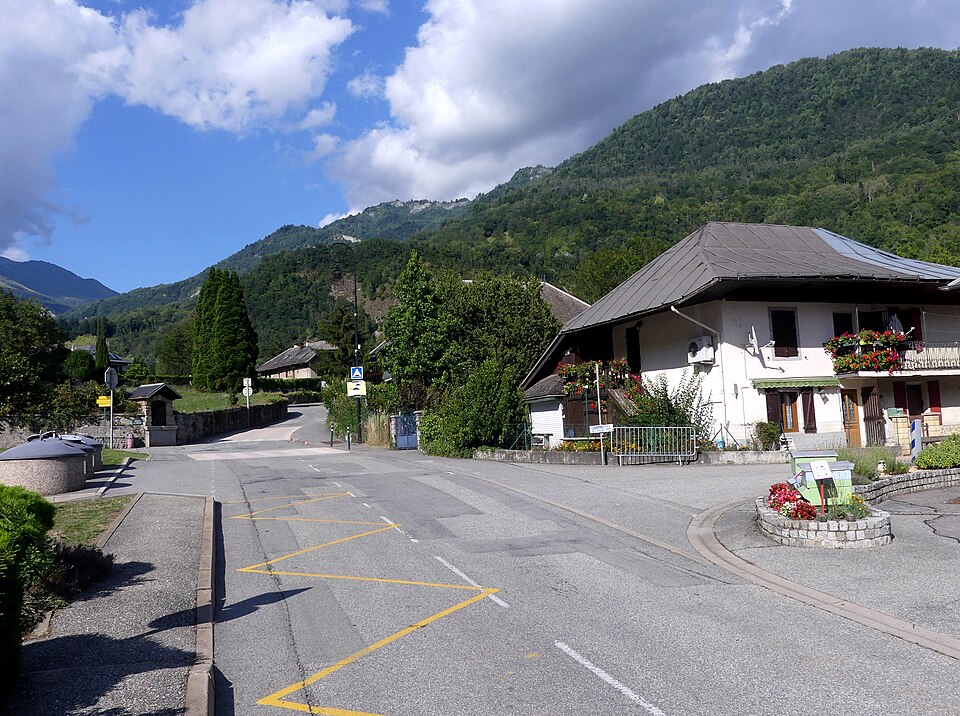 Centre Village Notre — Dame — du — Cruet (août 2025)