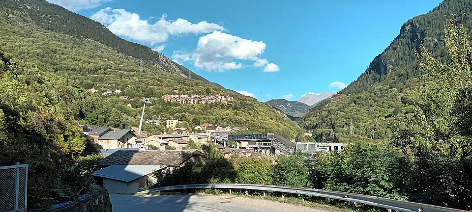 Vue de présentation de la commune d'Orelle avec les villages de Francoz, du Teppey, de Casse — Combe