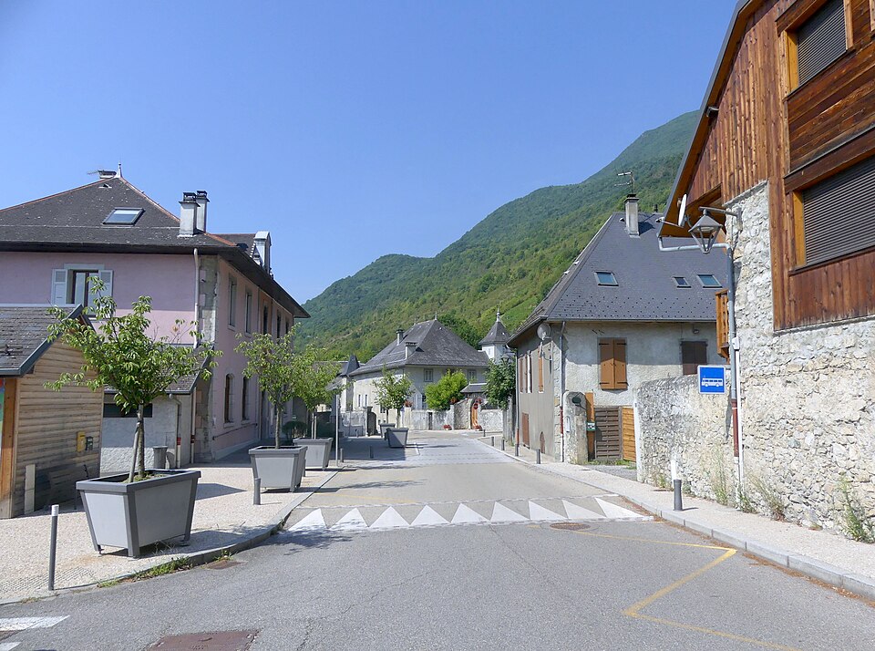 Mairie et centre — bourg de Saint — Jean — de — la — Porte (été 2018)