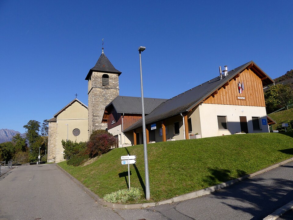 Mairie et église de Saint — Pierre — de — Soucy (octobre 2021)