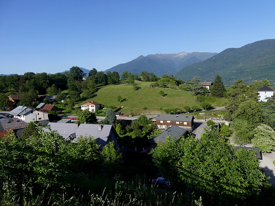 Tournon côté nord — est vu de la Tourmotte en soirée (juin 2022)