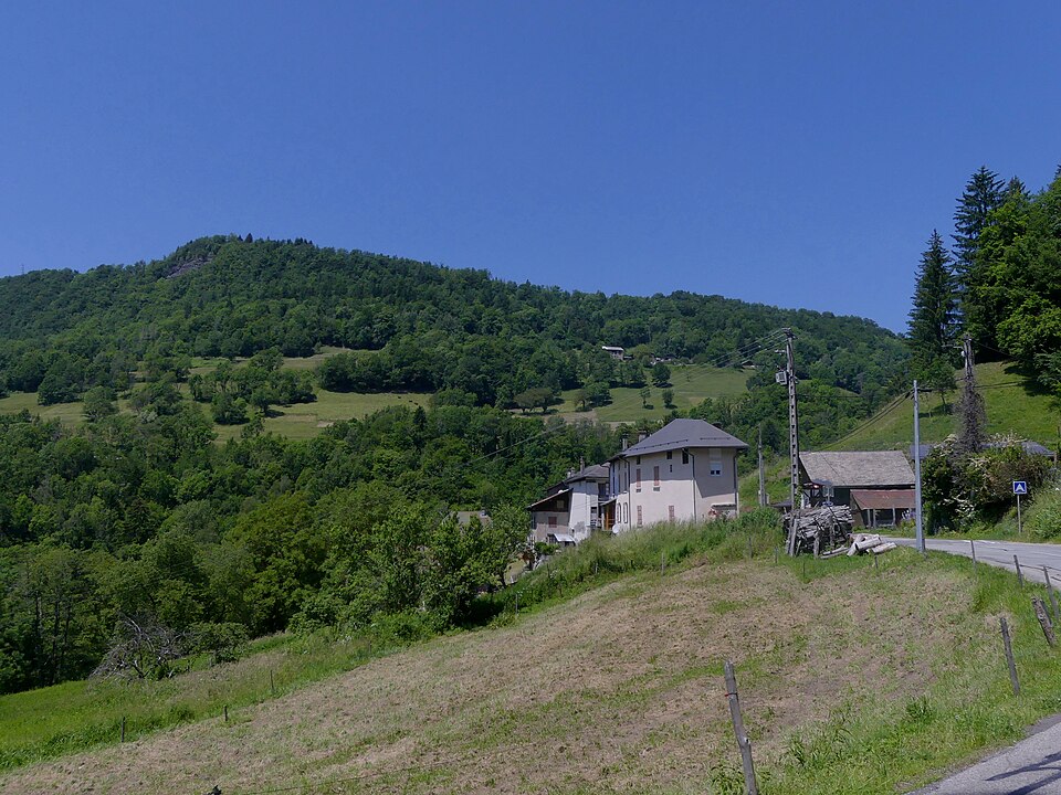 Hameau le long de la RD207 au Verneil (juin 2021)