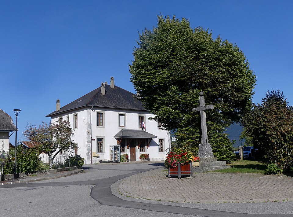 Place de l'église et Mairie de Chainaz — les — Frasses (septembre 2021)