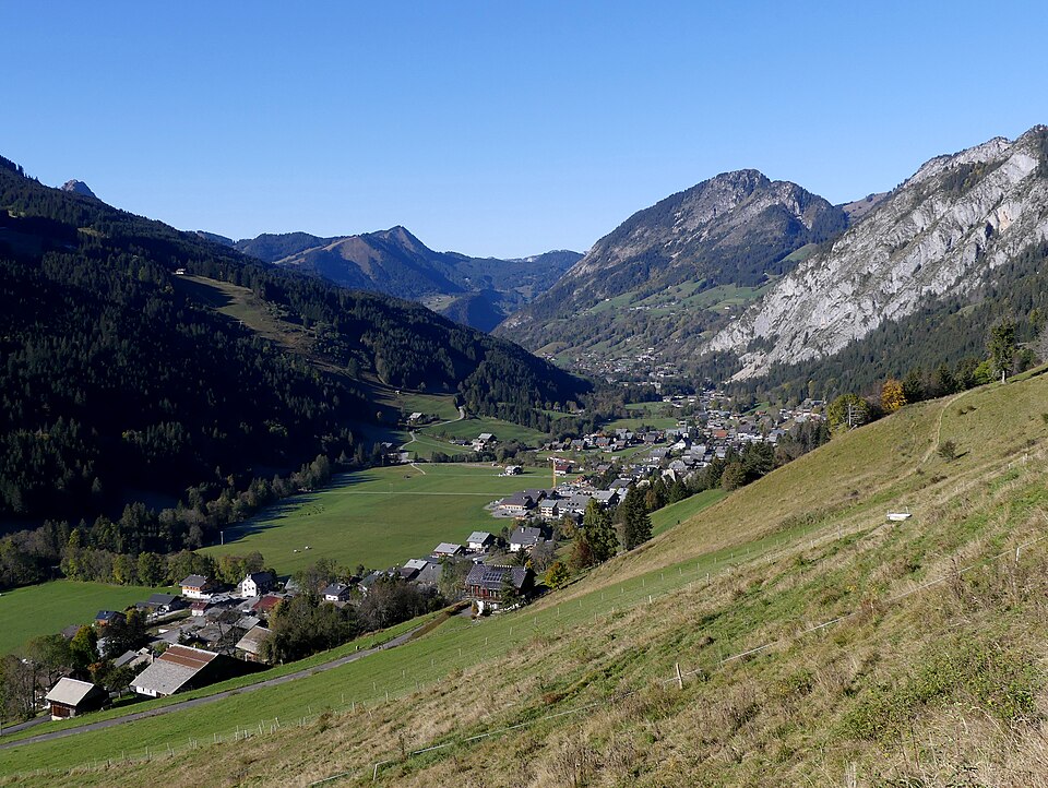 La Chapelle — d'Abondance et sa vallée au matin (octobre 2021)