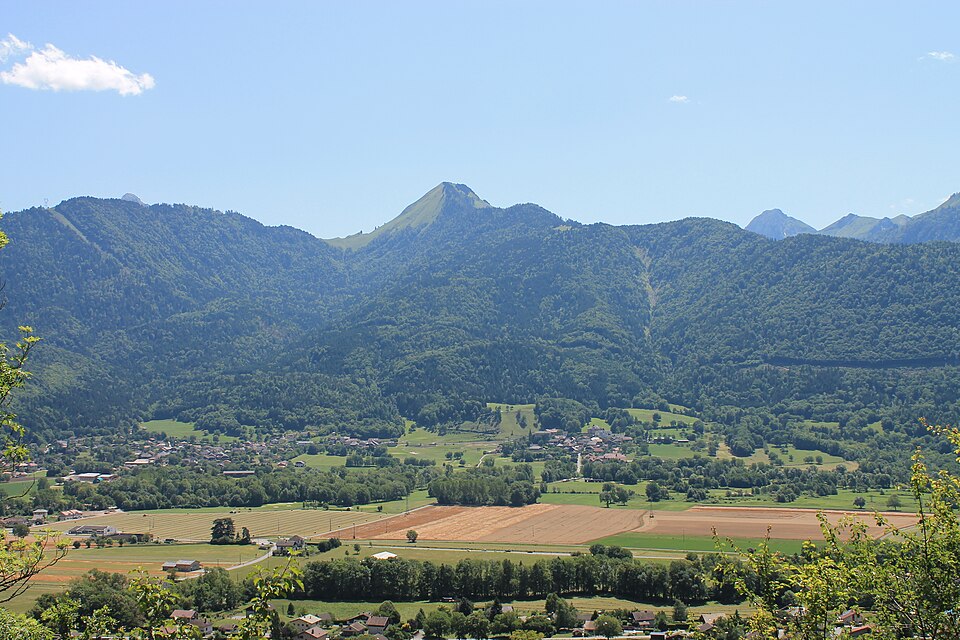 Village de Giez (Haute — Savoie) depuis le Mont — Bogon