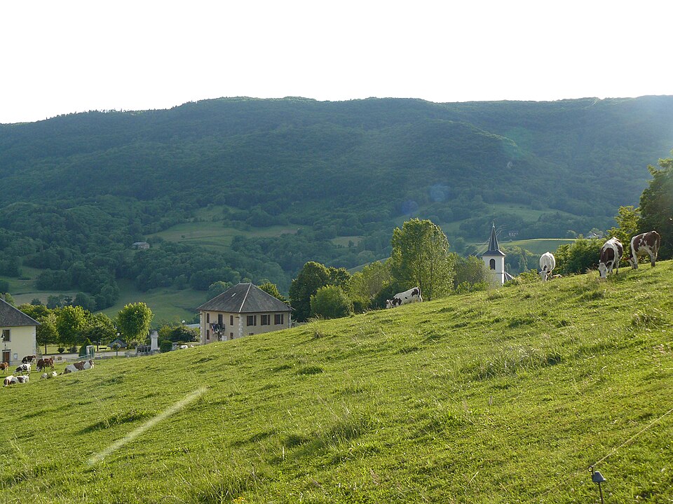Mairie et église de Moye depuis la route qui mène au cimetière
