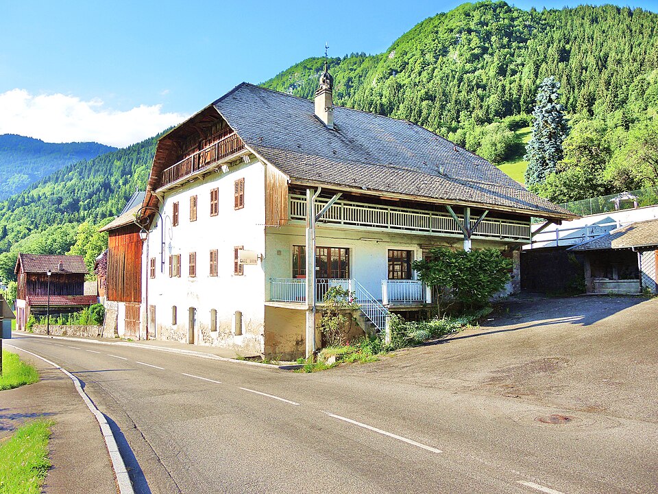 Vacheresse. Maison traditionnelle dans le village. 2015 — 06 — 20