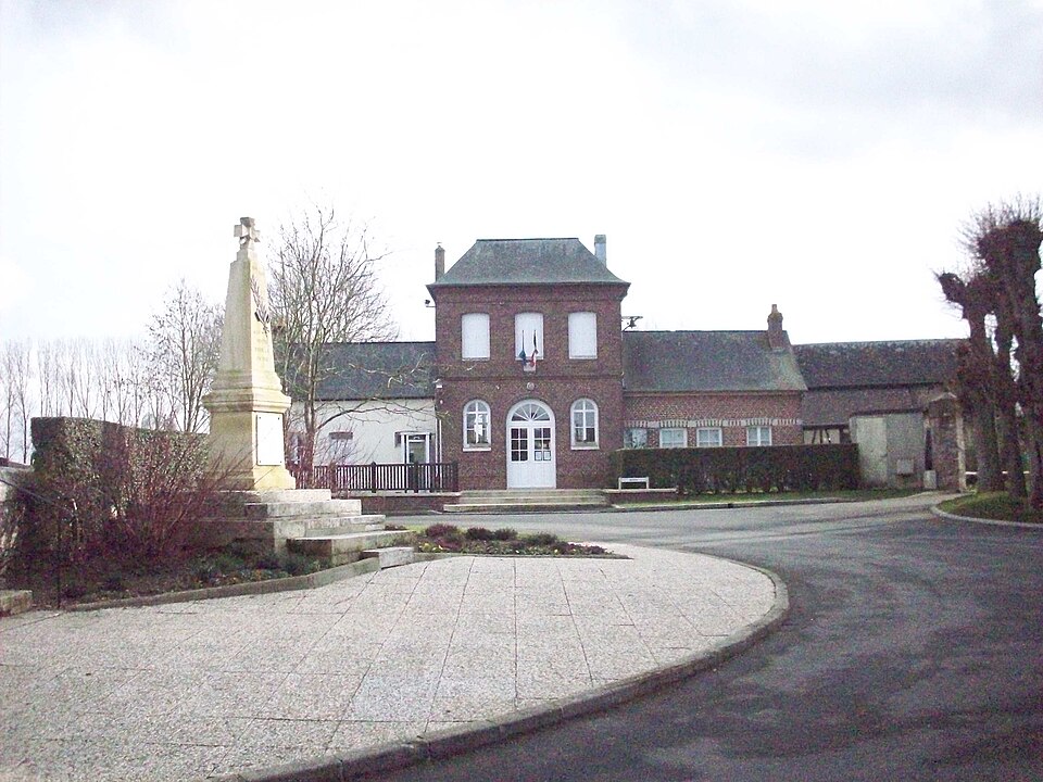 Mairie et monument aux morts de fresne le plan