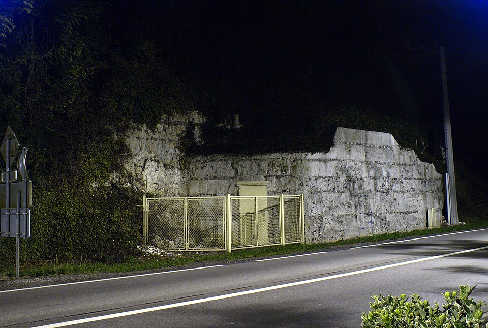 Entrée de la grotte de Gouy sur la RN15