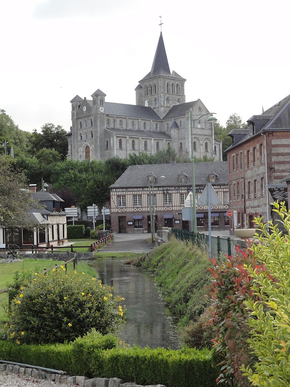 Héricourt — en — Caux (Seine — Mar.) église surplombant le centre — bourg