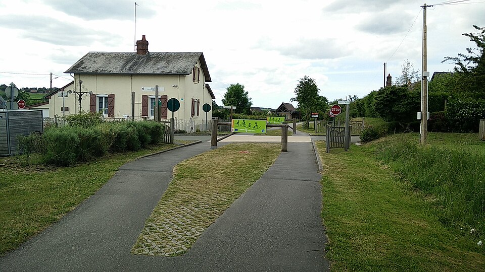 L'avenue verte — Ancien passage à niveau — Neuville — Ferrières