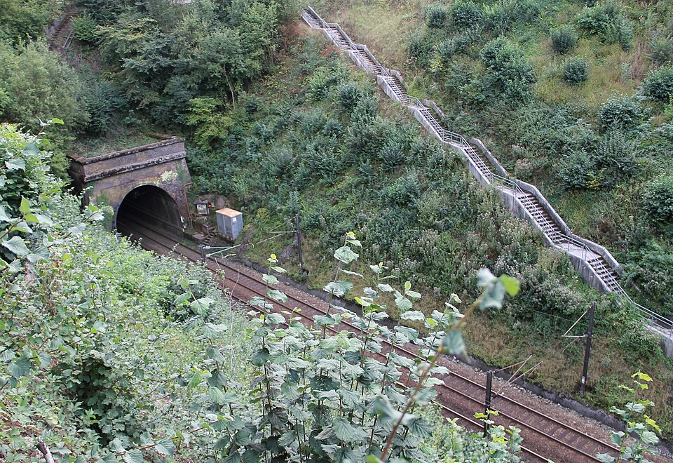 Escalier d'accès des secours en cas d'accident dans un tunnel