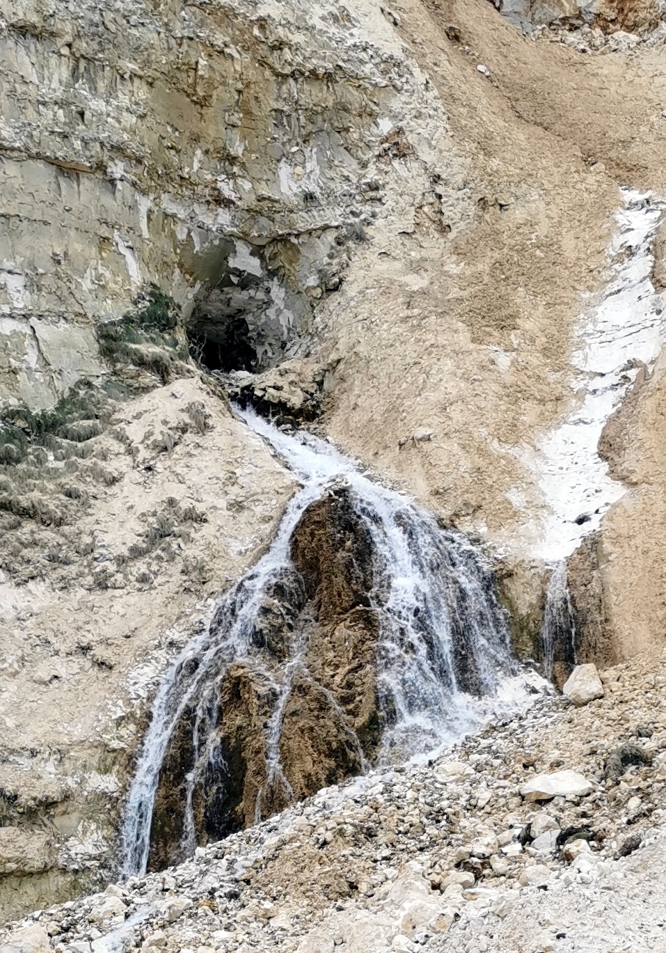 La fontaine pleureuse, grotte active située à Saint — Léonard (Seine — Maritime, France). Cliché Jean — Claude Staigre (cnek.org)