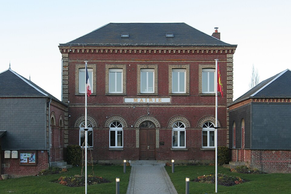 Les Trois — Pierres — mairie