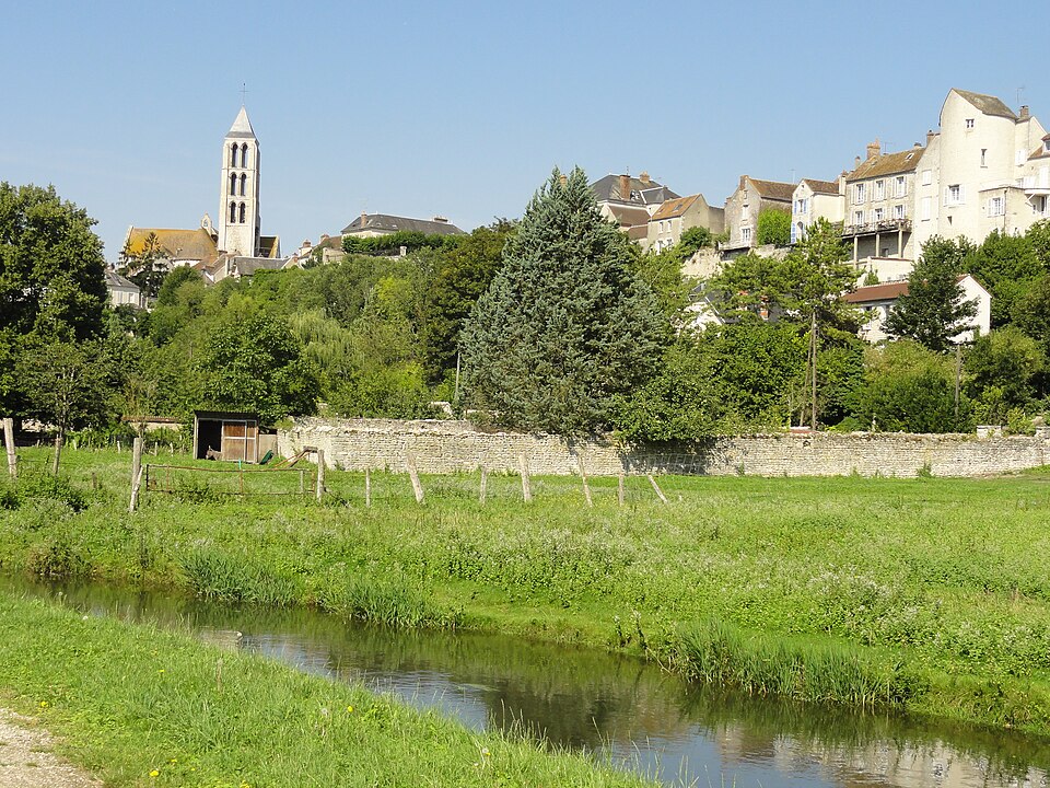 Château — Landon (77), panorama depuis la vallée du Fusain, avec le clocher de l'église Notre — Dame 1