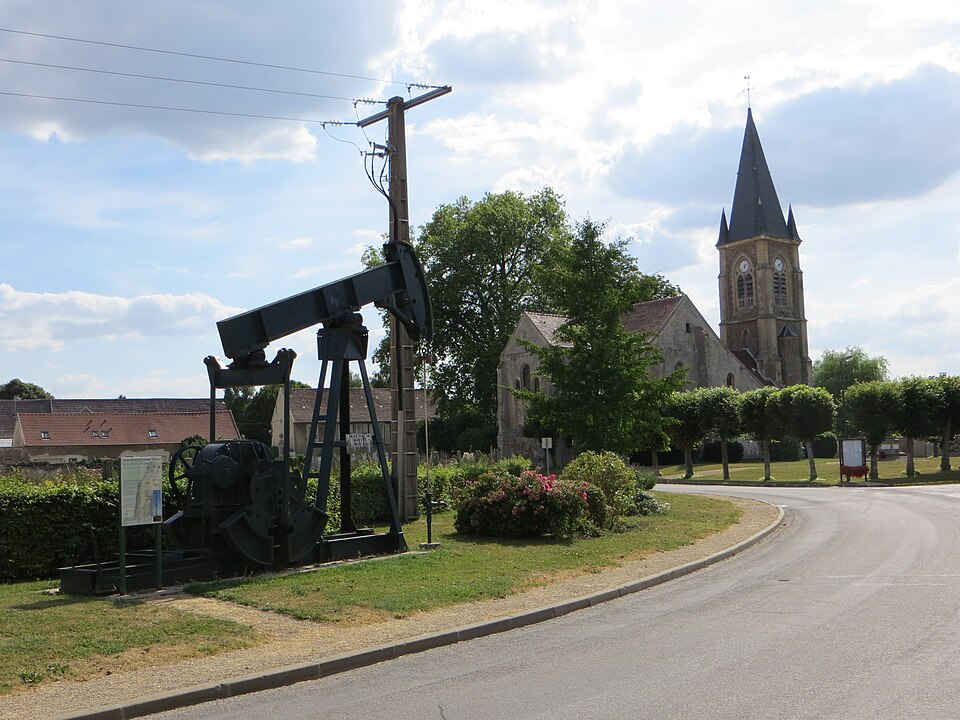 Coulommes — Chevalet de pompage et église
