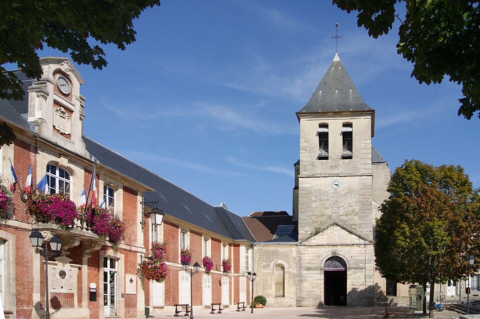 L136 — Lagny — sur — Marne — Abbatiale et Hotel de ville