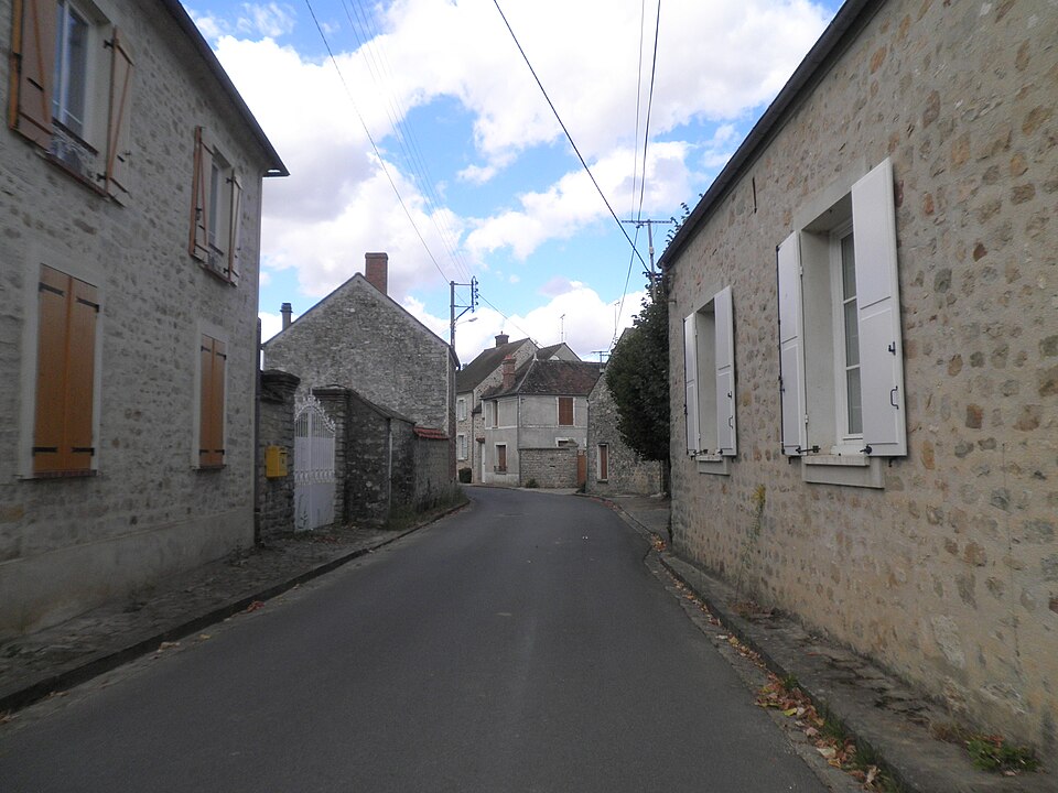 Rue principale de Noisy — sur — École