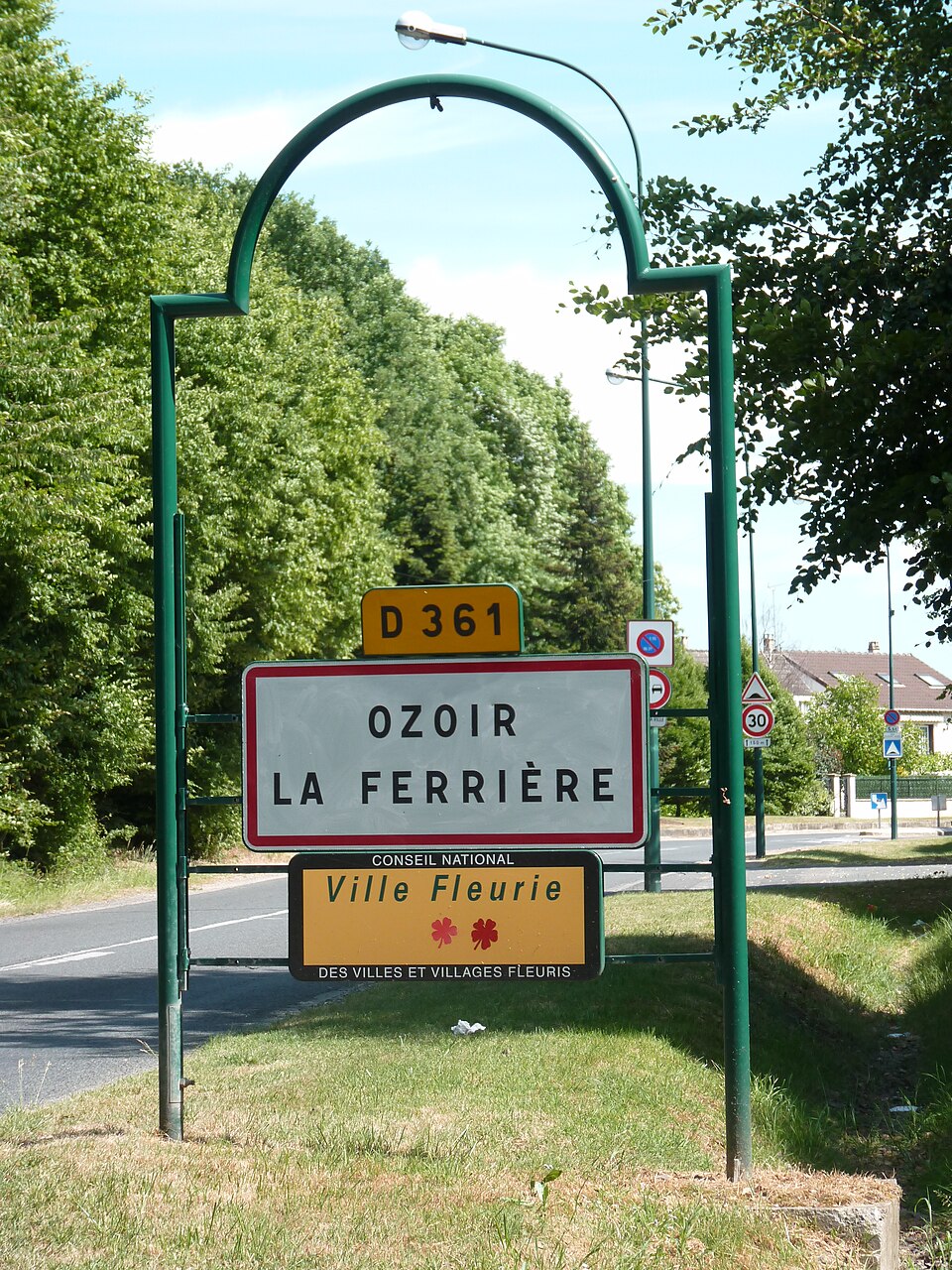 Entrée d'Ozoir — la — Ferrière (1)
