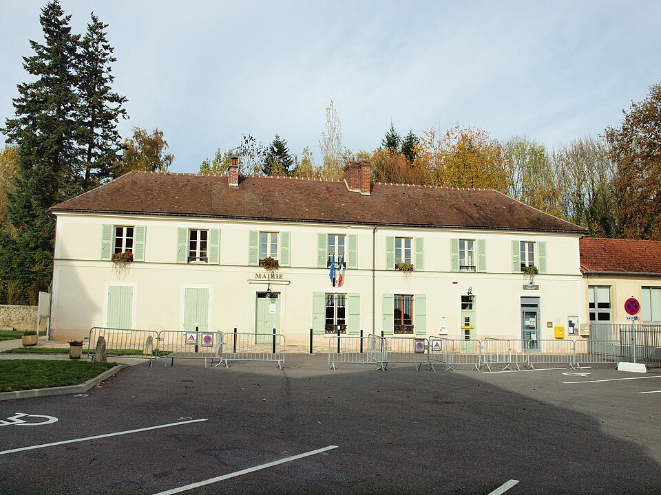 Pierre — Levée — FR — 77 — mairie & poste — 2