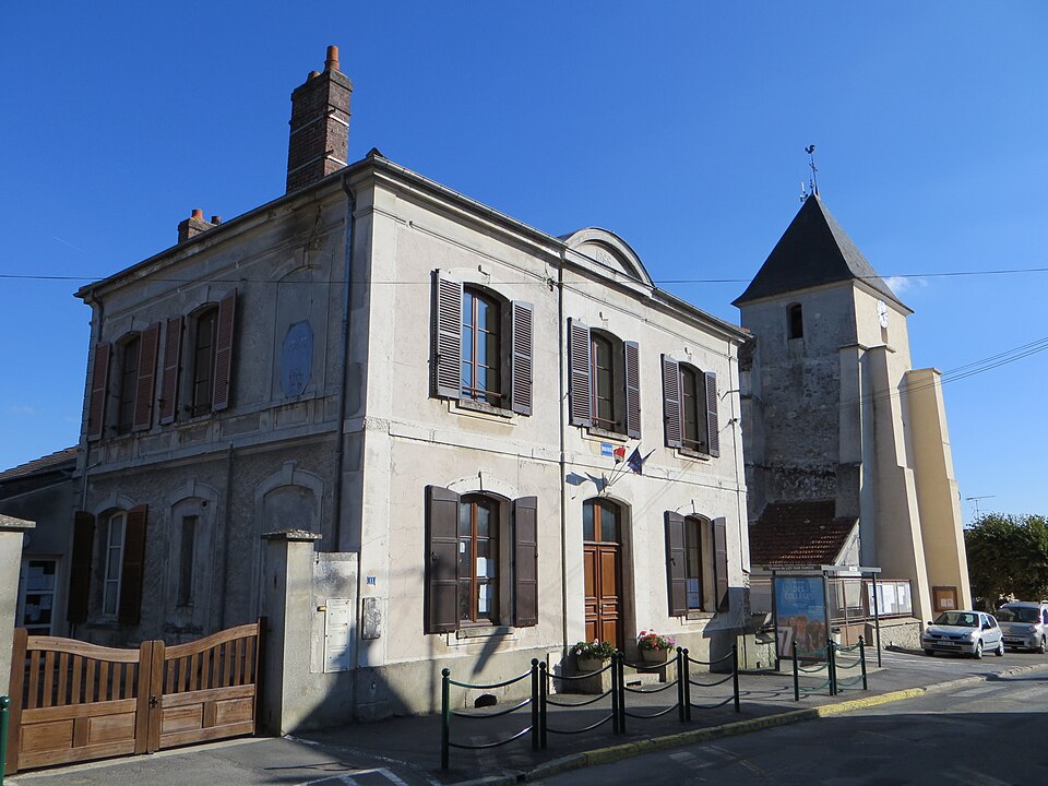 Puisieux — Mairie et église Saint — Germain