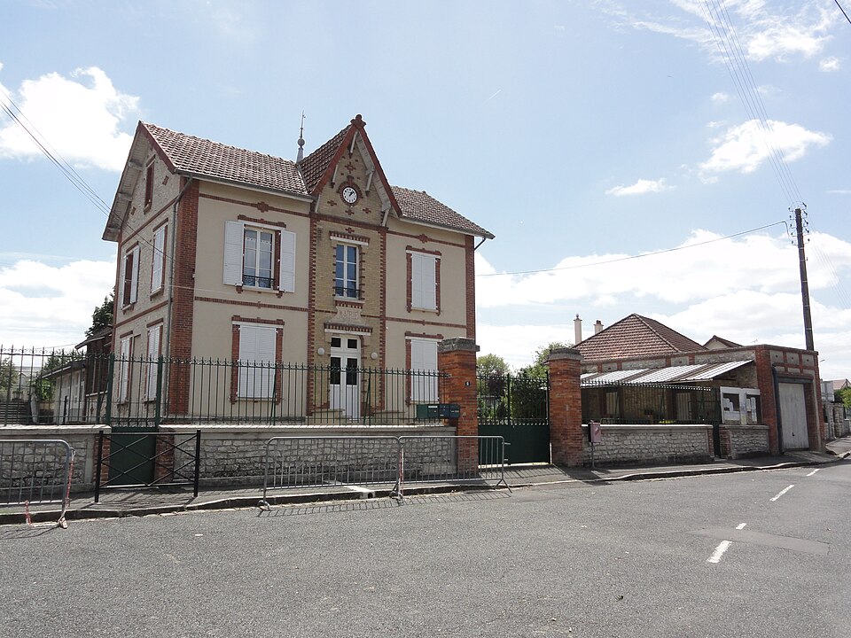 Rouilly (Seine — et — Marne) La mairie à La Bretonnière