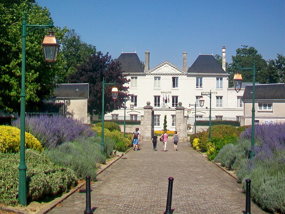 Saint — Soupplets (77), mairie (ancien château de Maulny), allée du Château