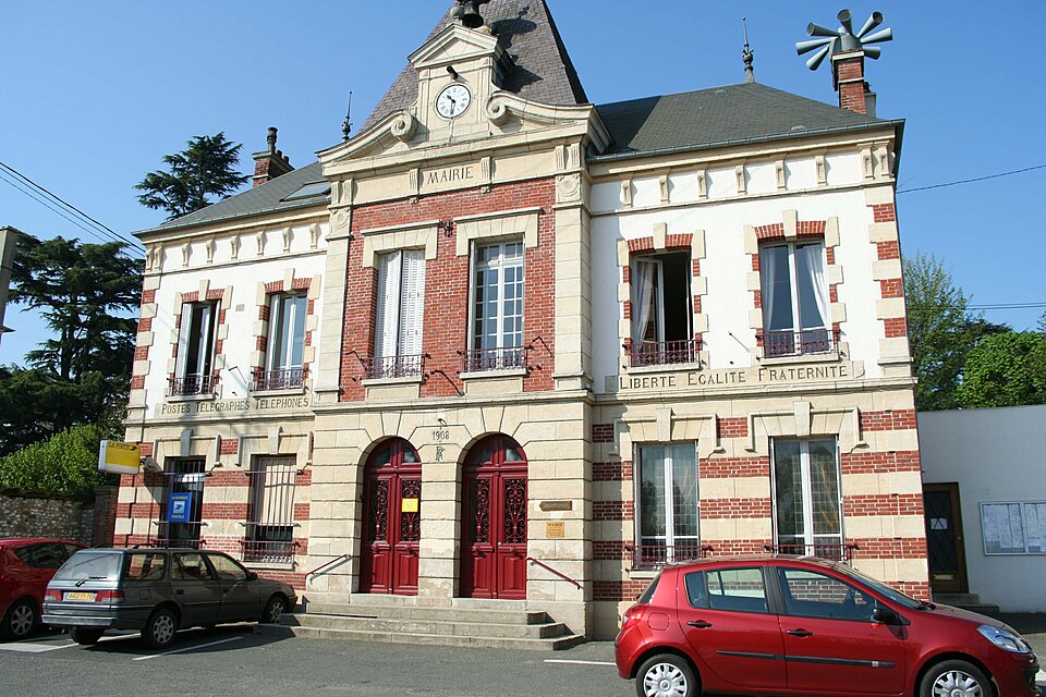 Bréval — Mairie01