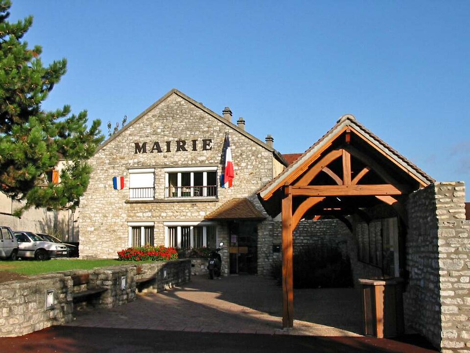 Guerville — Mairie01