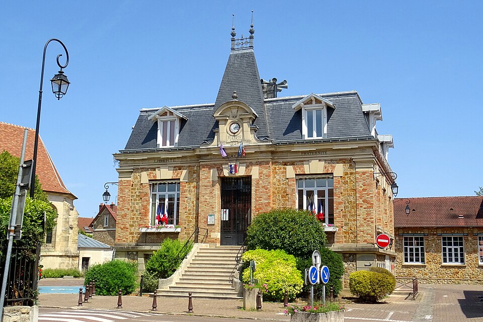 Maurecourt (78), mairie, rue du Maréchal — Leclerc 1