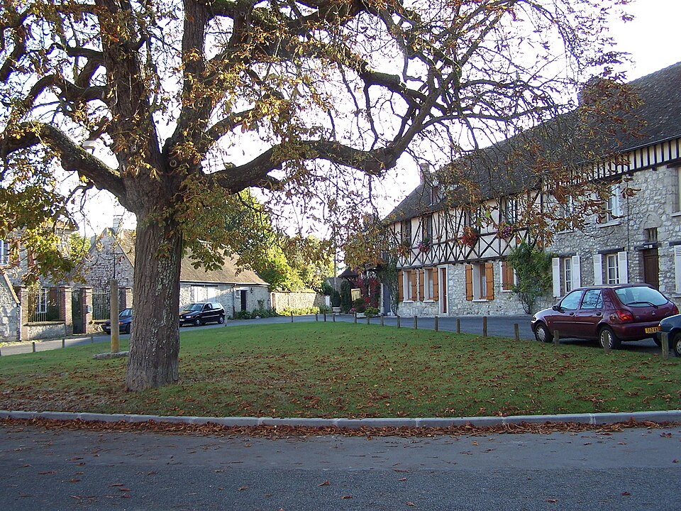Montchauvet Place01