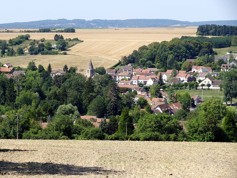 Tessancourt — sur — Aubette (78), église Saint — Nicolas, vue de loin depuis le sud — est 2