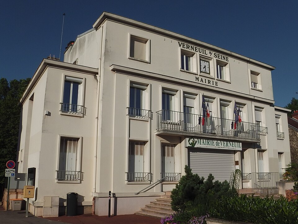 Mairie de Verneuil — sur — Seine (2013 — 08 — 10)