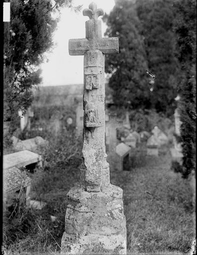 Croix de cimetière — Amuré — Médiathèque de l'architecture et du patrimoine — APMH00026988