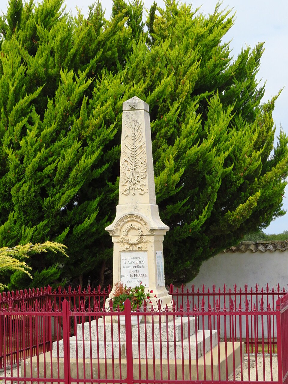 Le monument aux morts d'Asnières — en — Poitou