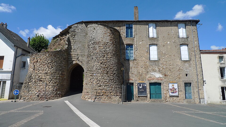 MAULEON. France. Département des deux Sèvres. Entrée des fortifications