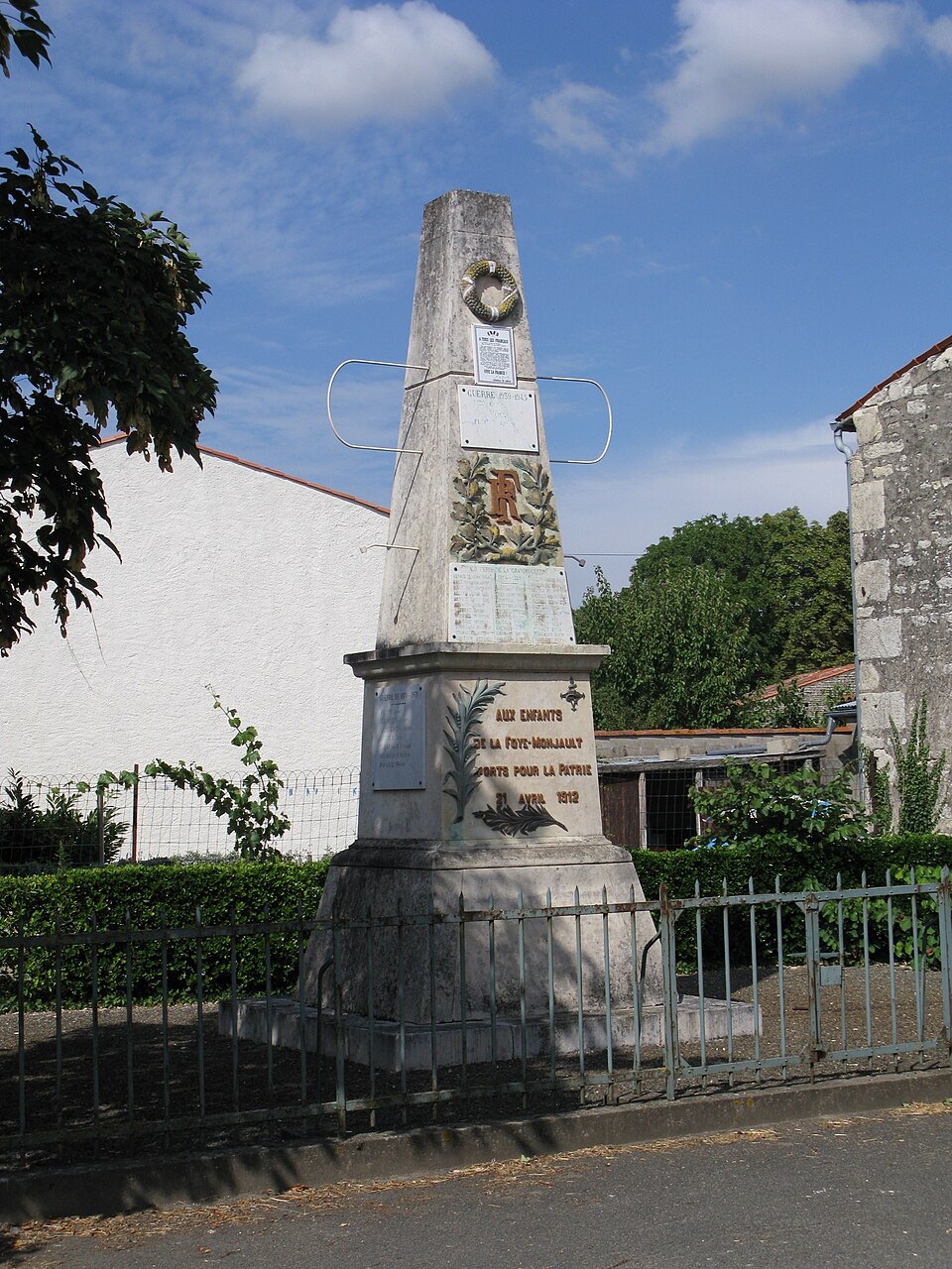 Foye — Monjault — Monument aux morts