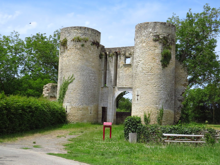 Monastère fortifié( les prisons de la Coindrie )de Luzay 79
