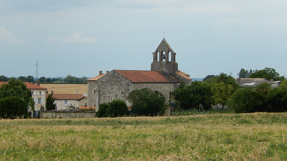 FR 79 Saint — Martin — de — Bernegoue — Vue éloignée de l'église