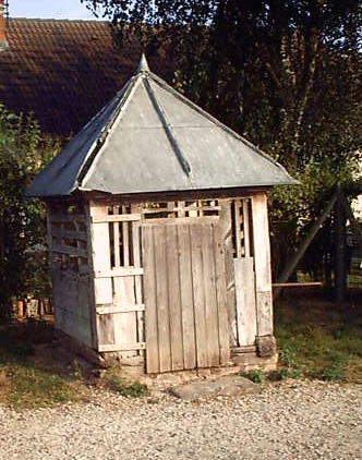 Aigneville, Courcelles (Fr — 80), puits communal