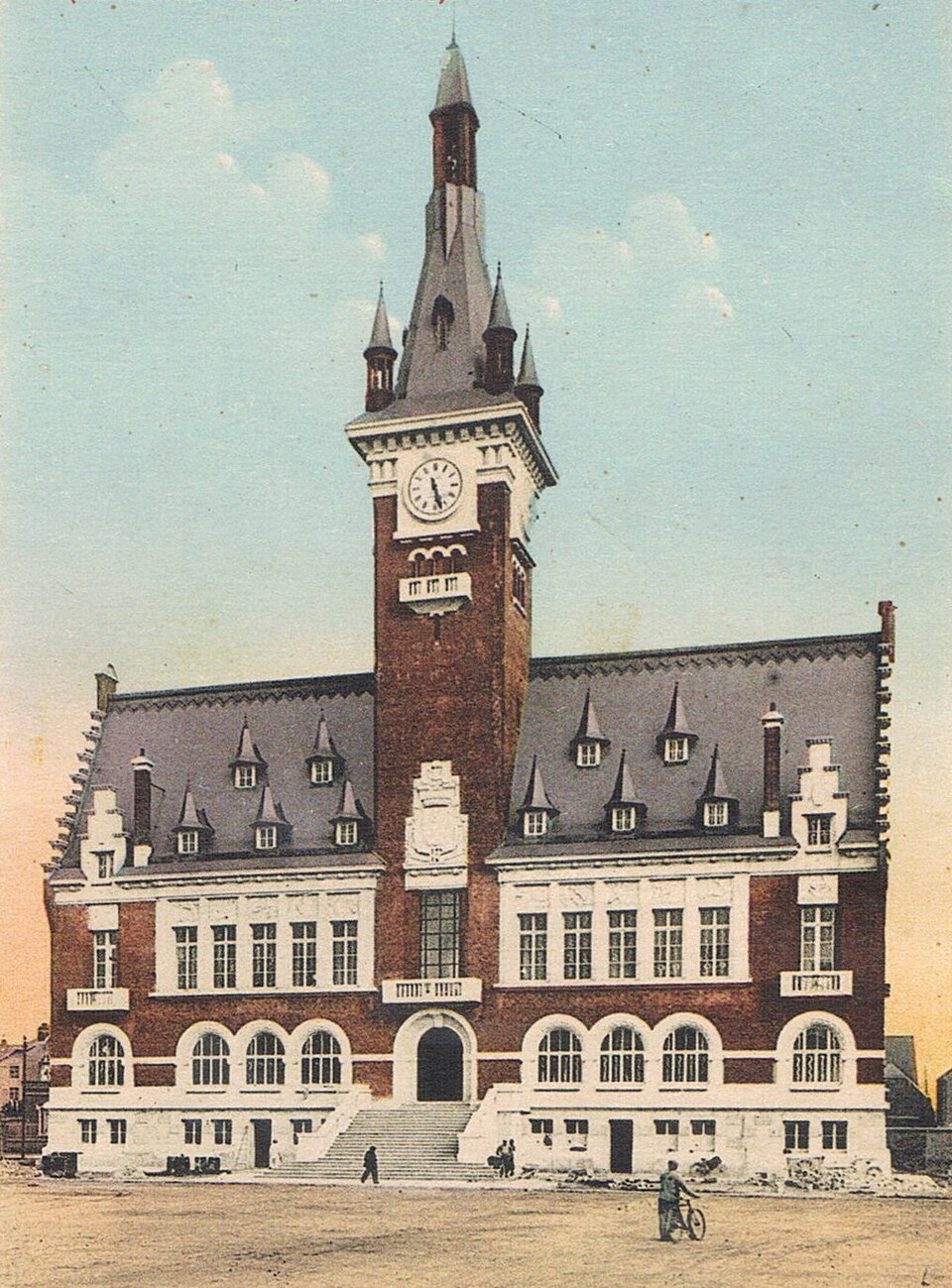 L'Hôtel — de — ville d'Albert ( Somme), oeuvre d'Alexandre Miniac et Maneval.