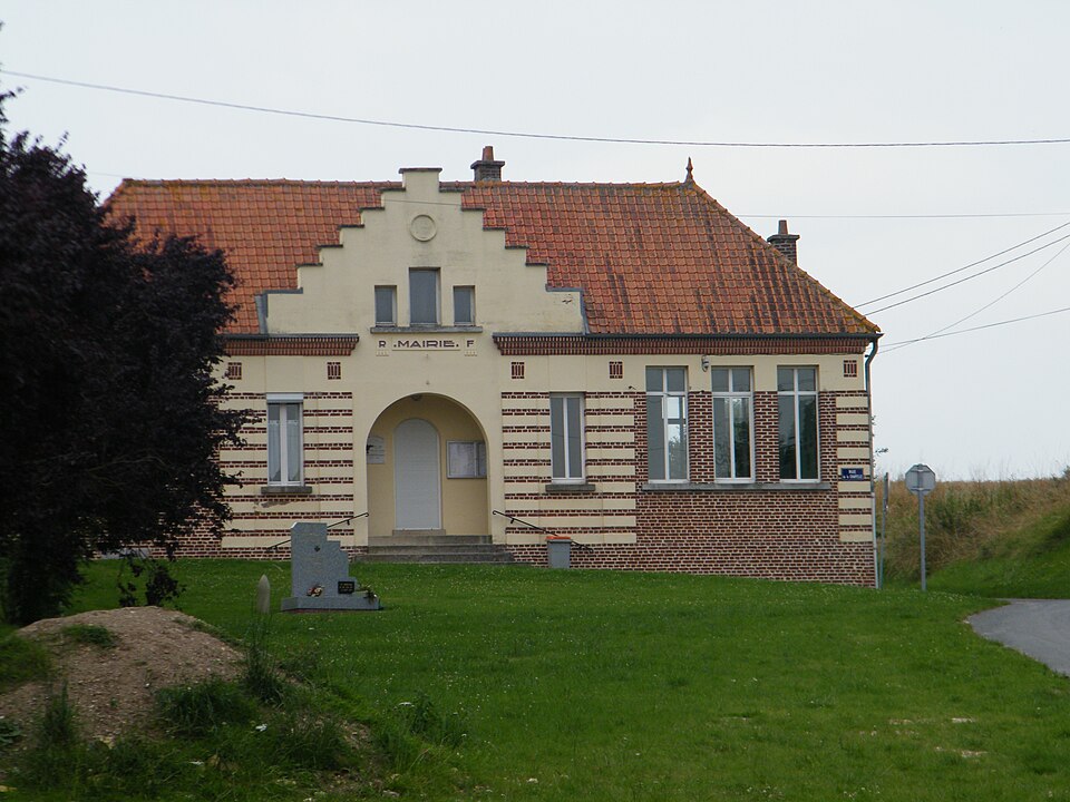 Aubercourt (Fr — 80), town hall