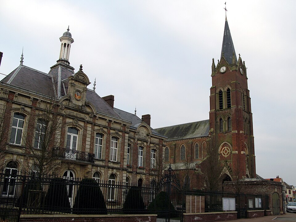 Beaucamps — le — Vieux Hôtel — de — ville et église 1