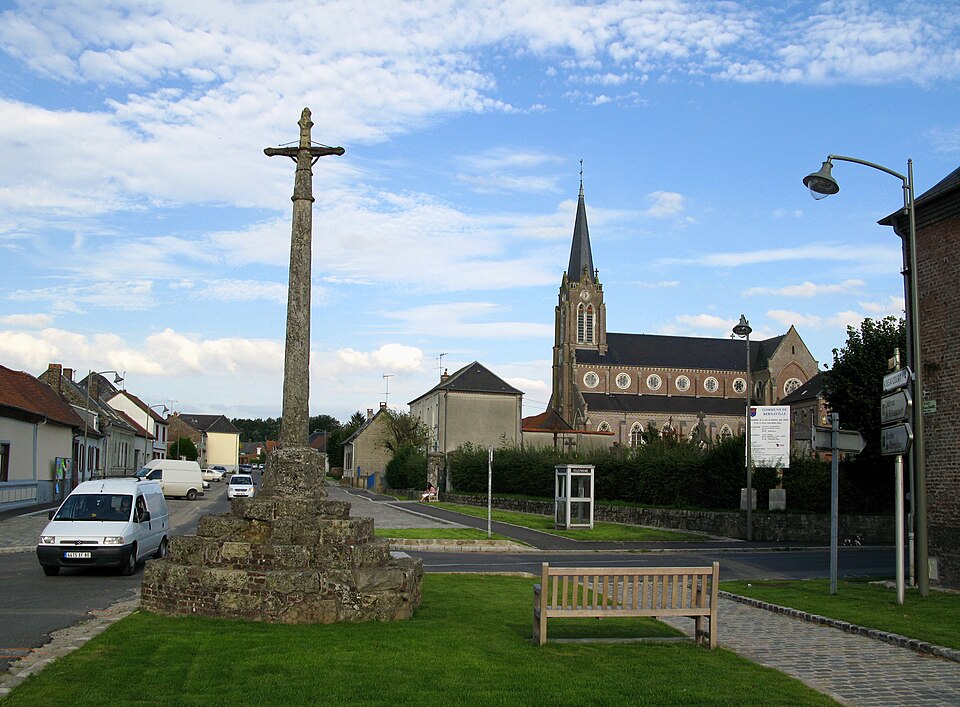 Bernaville croix de pierre et église 1