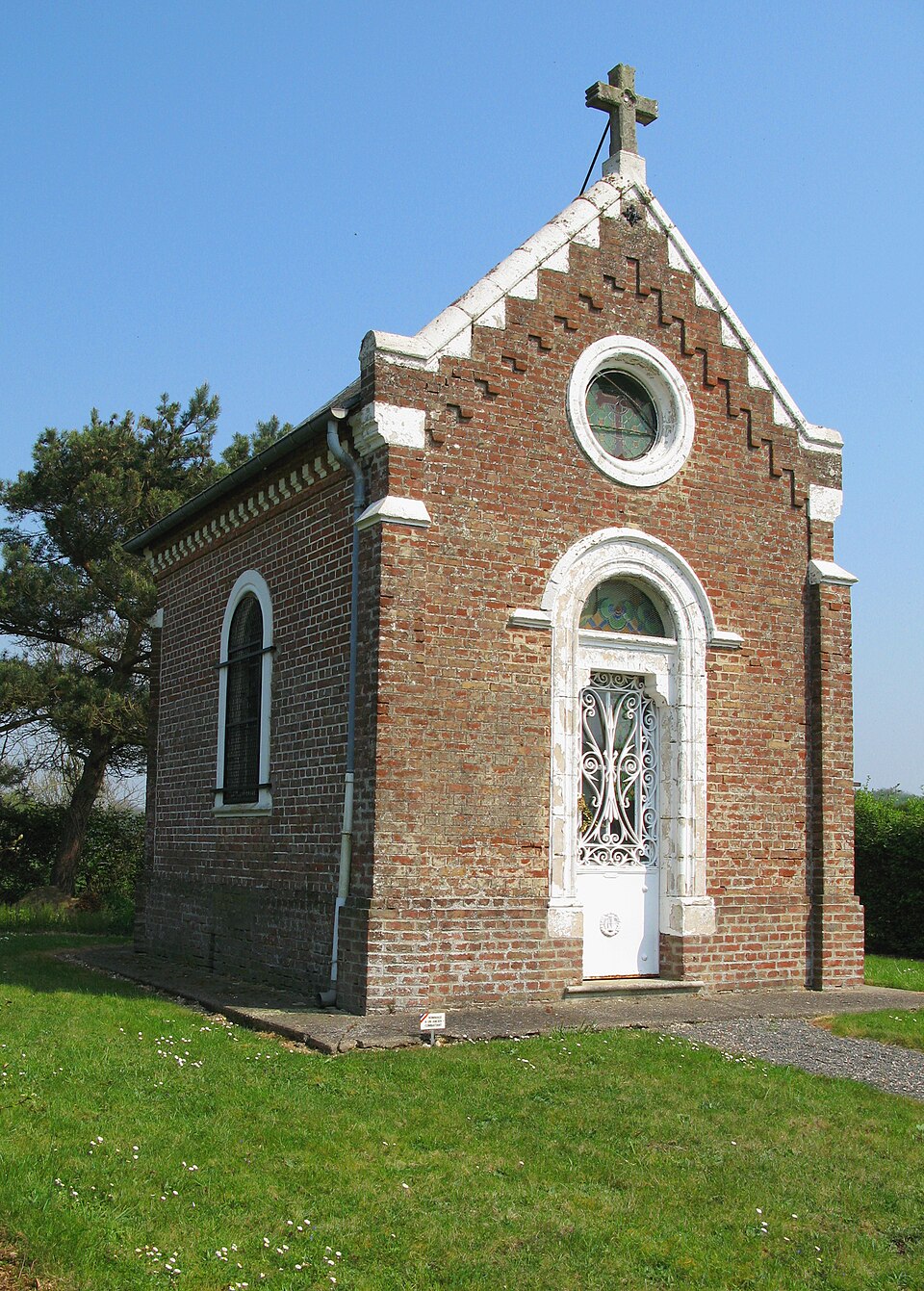 Briquemesnil chapelle à côté du cimetière 1