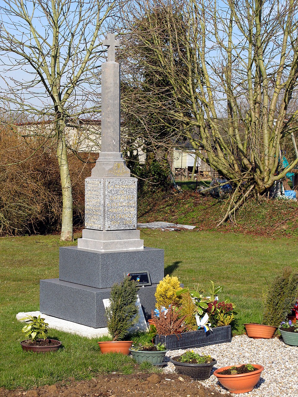 Caulières monument — aux — morts 1