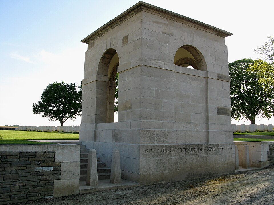 Courcelette cimetière militaire (entrée) 1